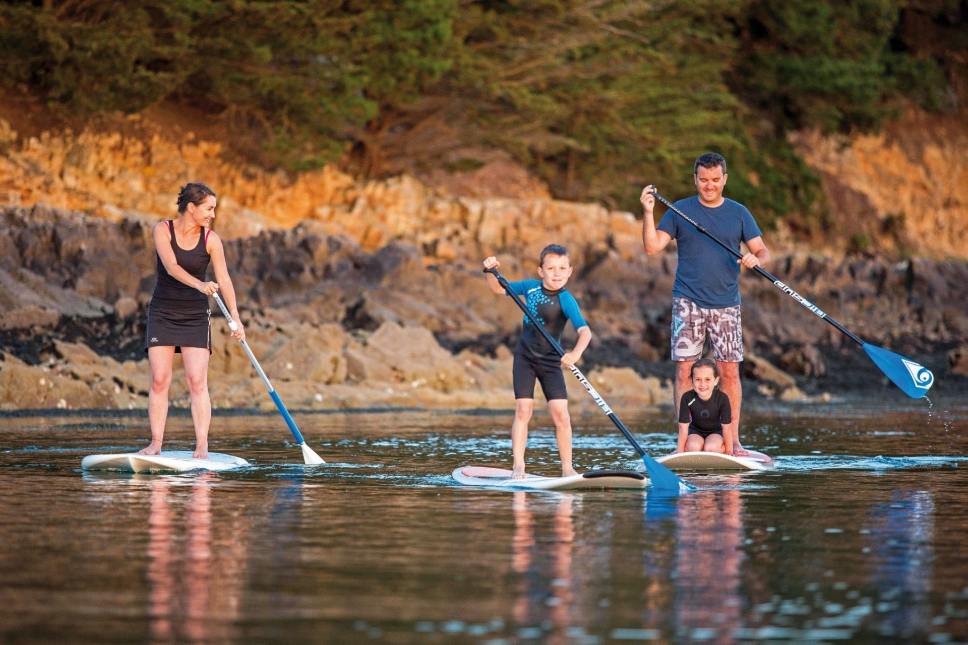 Famiglia su stand up paddle
