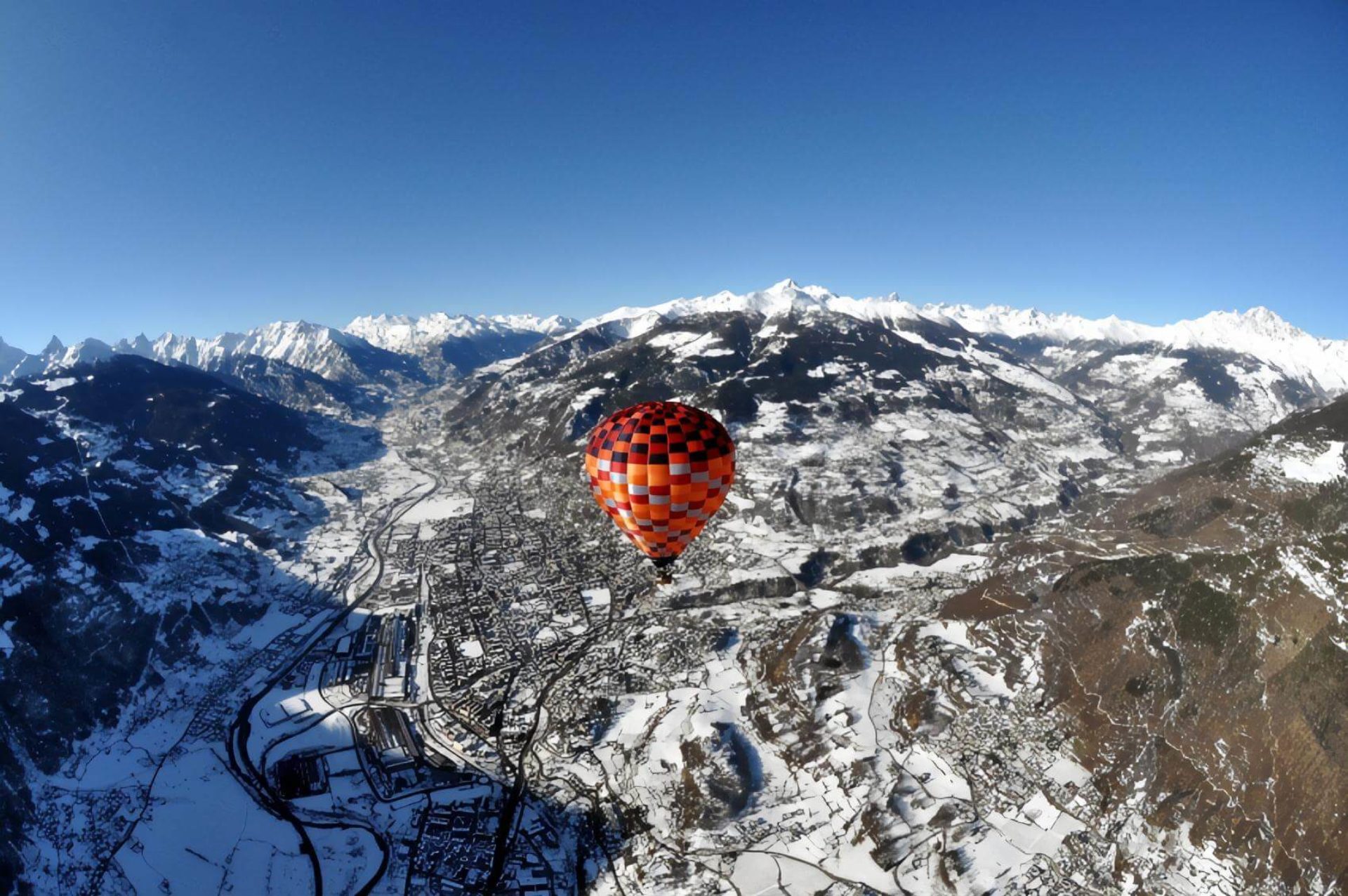 Mongolfiera vola sopra i cieli di Aosta