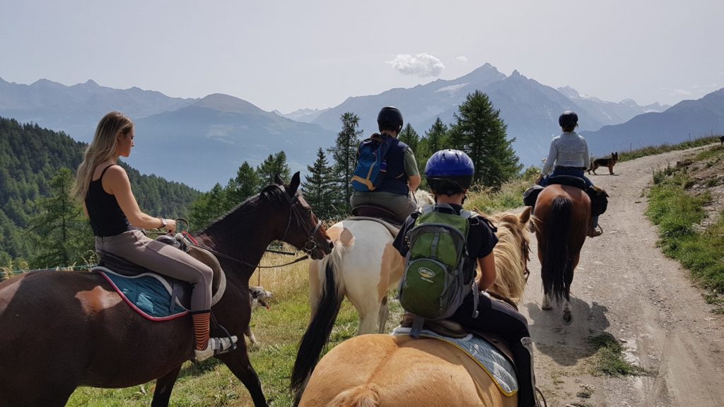 passeggiata a cavallo vicino ad Aosta