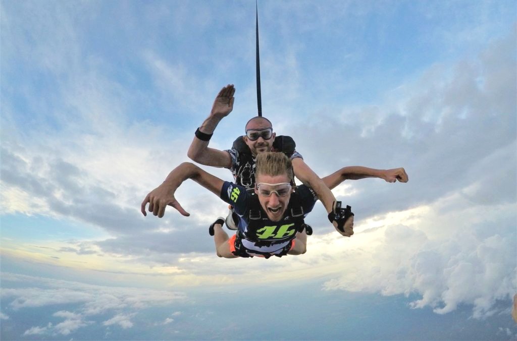 ragazzo e istruttore che si lanciano con il paracadute