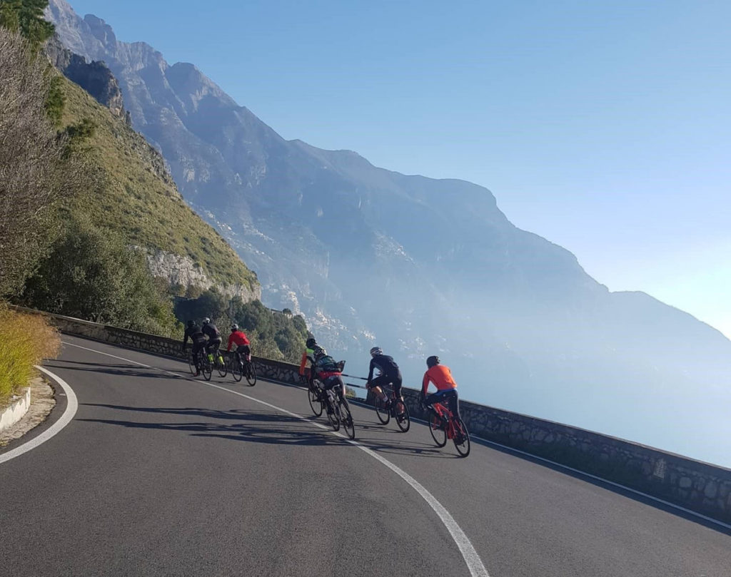 gruppo di ciclisti in escursione su strada asfaltata