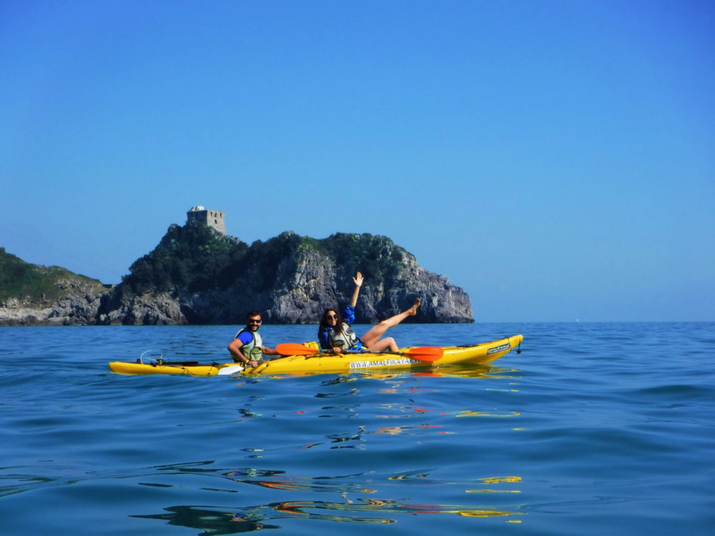 escursione di coppia in kayak sul mare