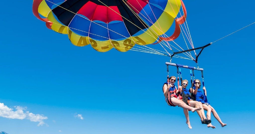 trio di ragazzi in volo in parasail