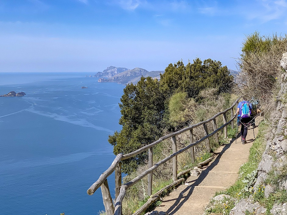 persona che fa trekking con vista mare