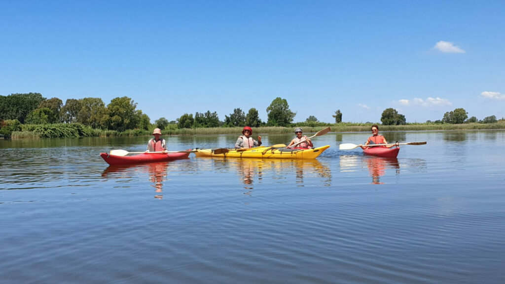 Persone in kayak in mezzo al lago di Massaciuccoli in posa per la foto