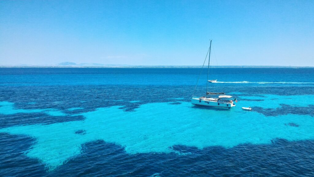 Catamarano e gli splendidi colori del mare di Favignana
