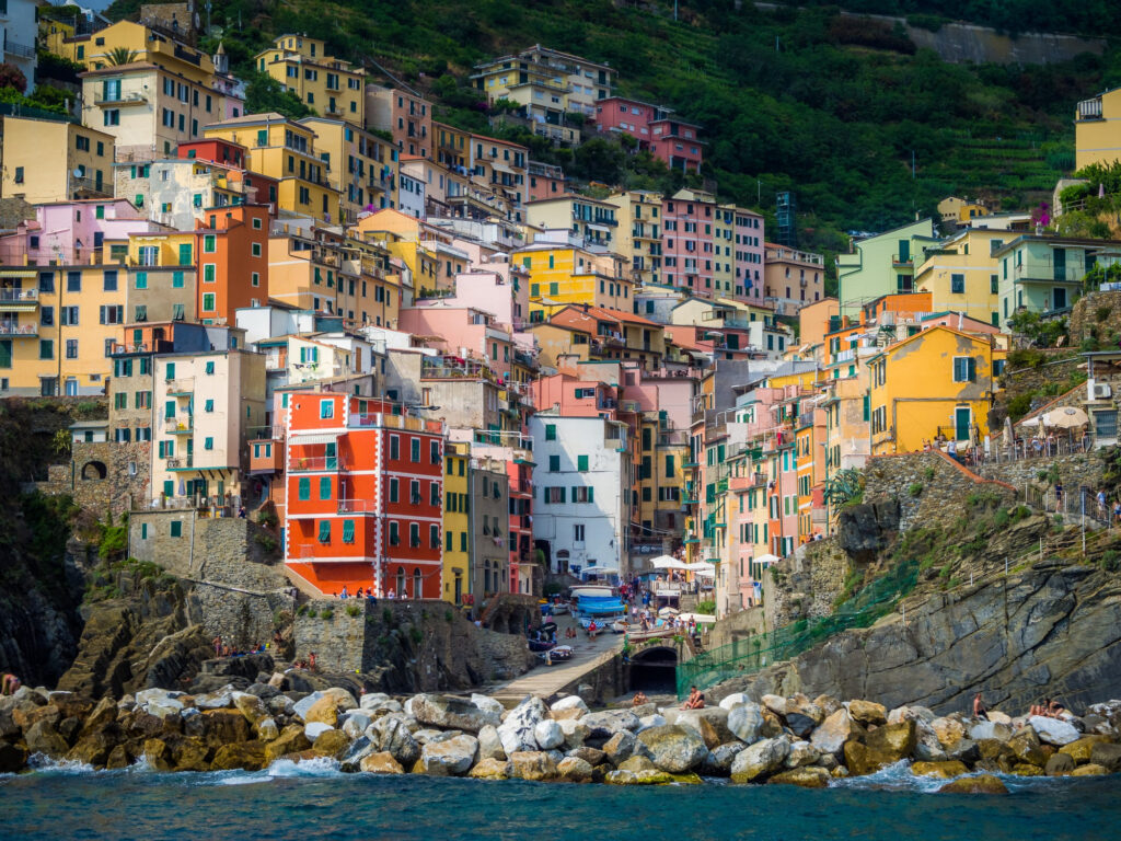 case colorate del villaggio costiero di Riomaggiore alle Cinque Terre