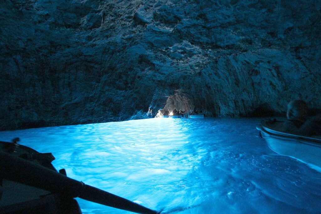 La grotta azzurra con i suoi colori