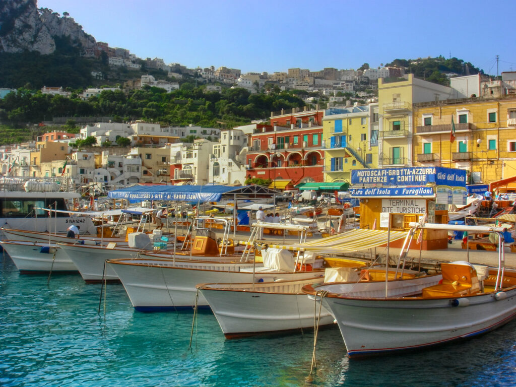 Il vivace porto turistico di Capri