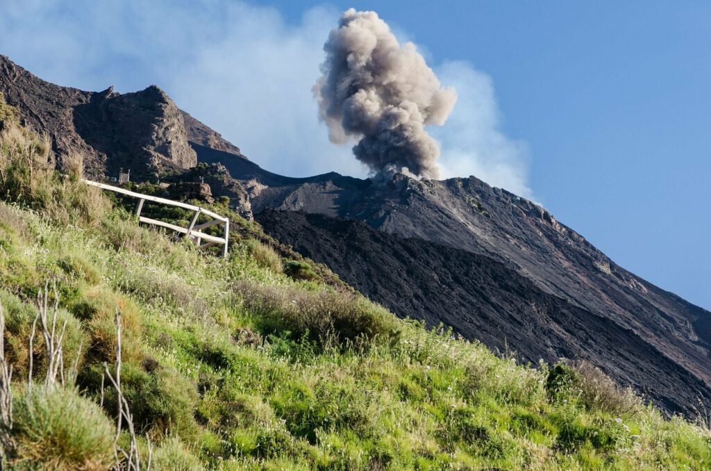 Vulcano sull'isola di Stromboli con fumo nero sulla cima