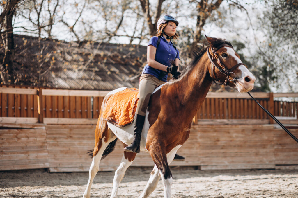 lezione di equitazione con ragazza a cavallo