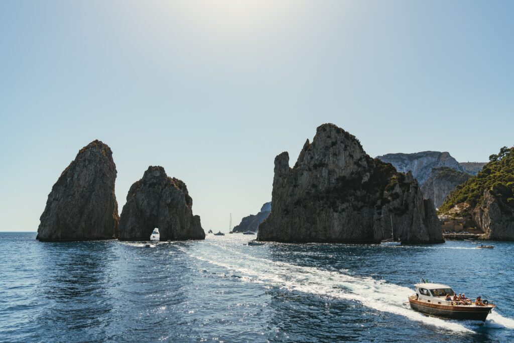 Faraglioni di Capri al tramonto visti dalla barca
