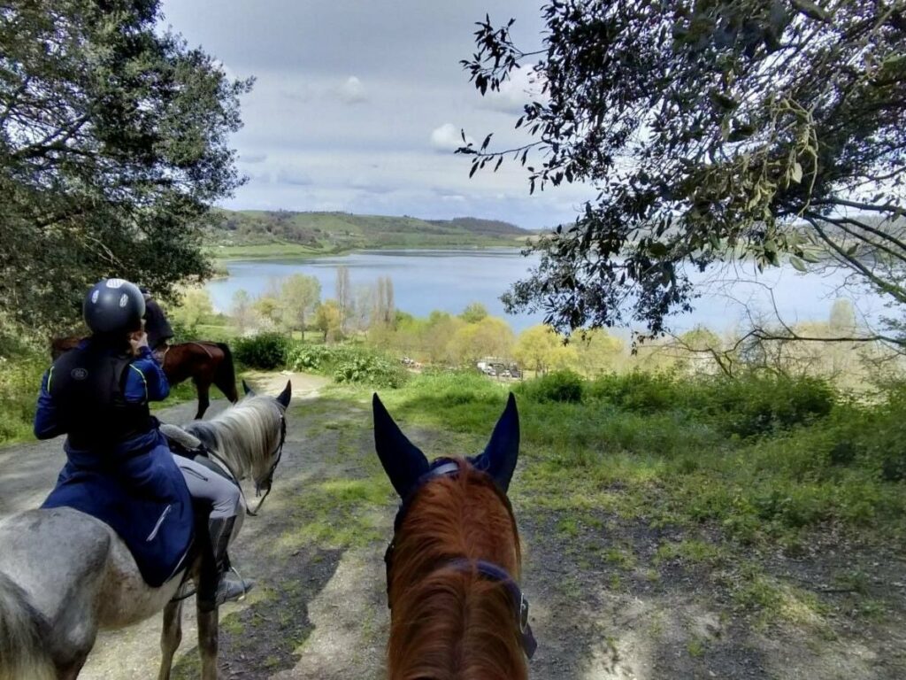 passeggiata a cavallo al Lago di Martignano