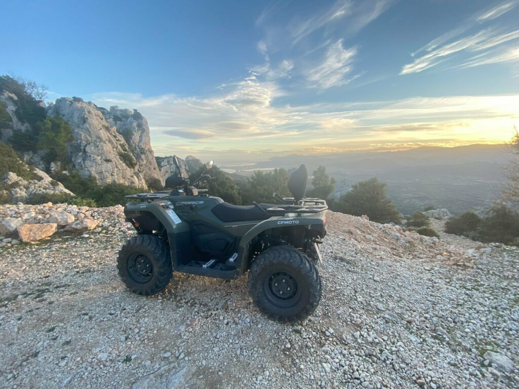 quad parcheggiato sullo sfondo dell'Altopiano di Golgo in Sardegna