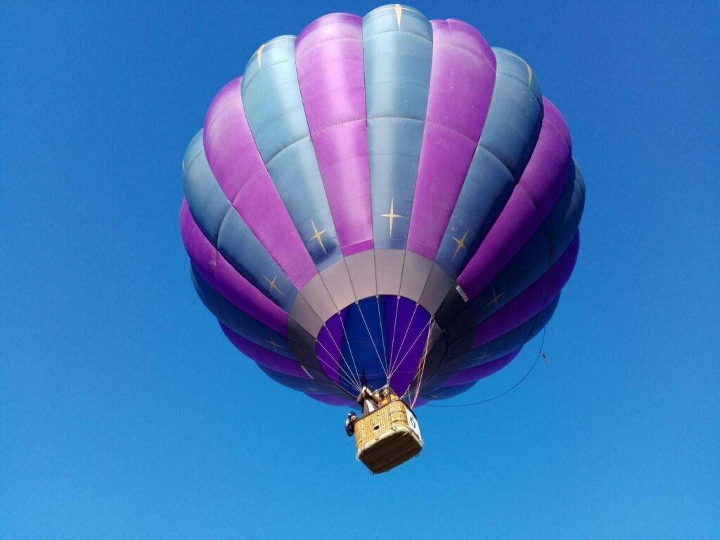 Veduta dal basso di una mongolfiera in volo a Mondovì