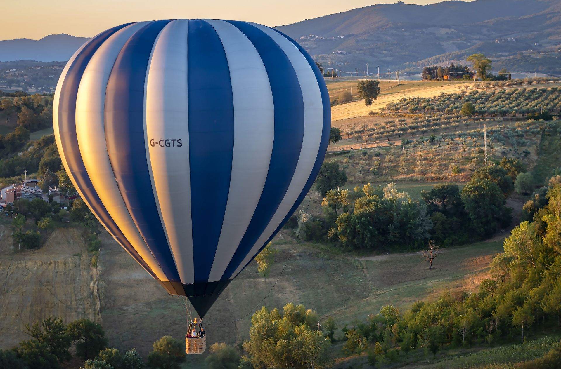 Hot Air Balloon Rides Val d'Orcia | Starting from €350 | Freedome
