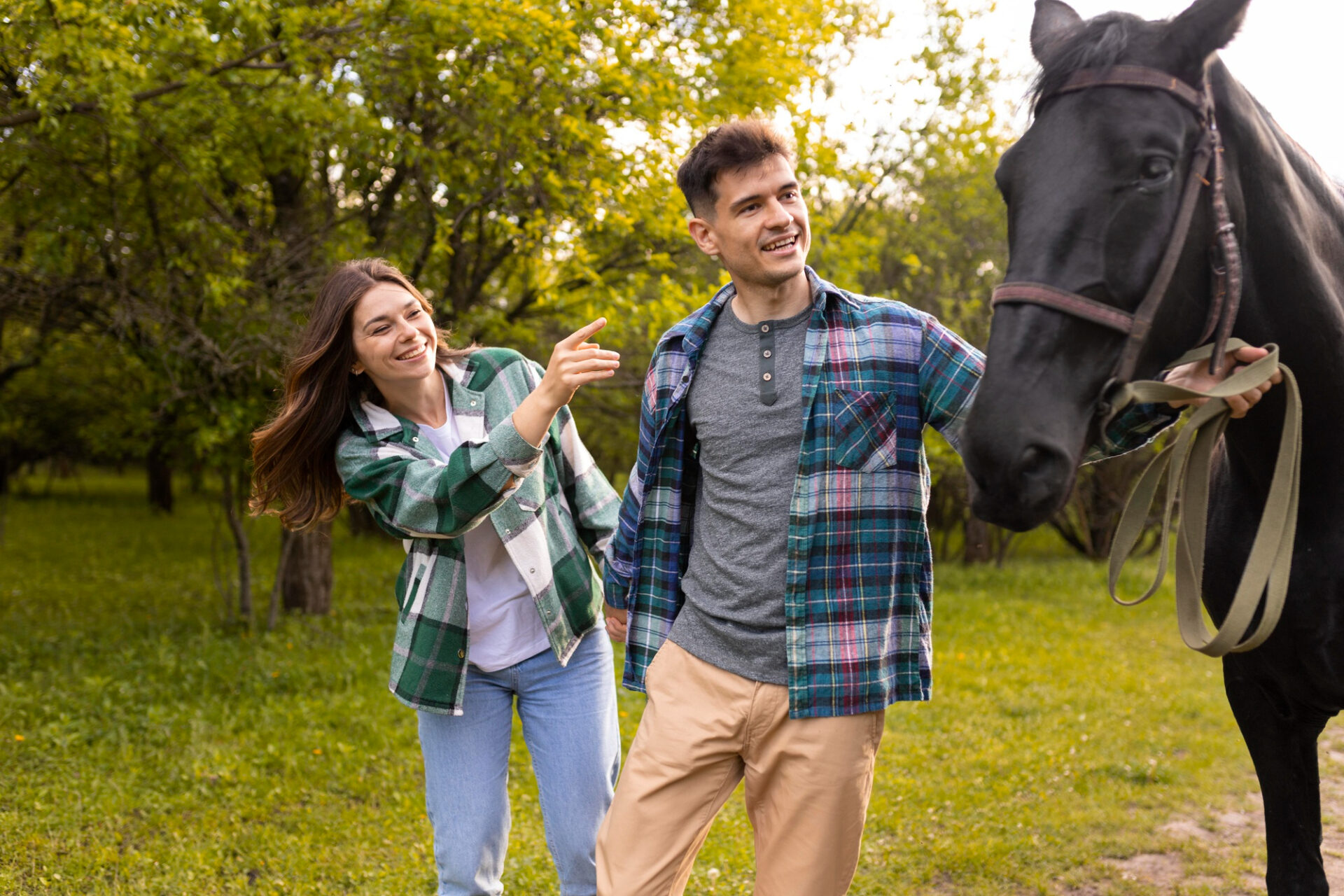 coppia sorridente durante una passeggiata a cavallo