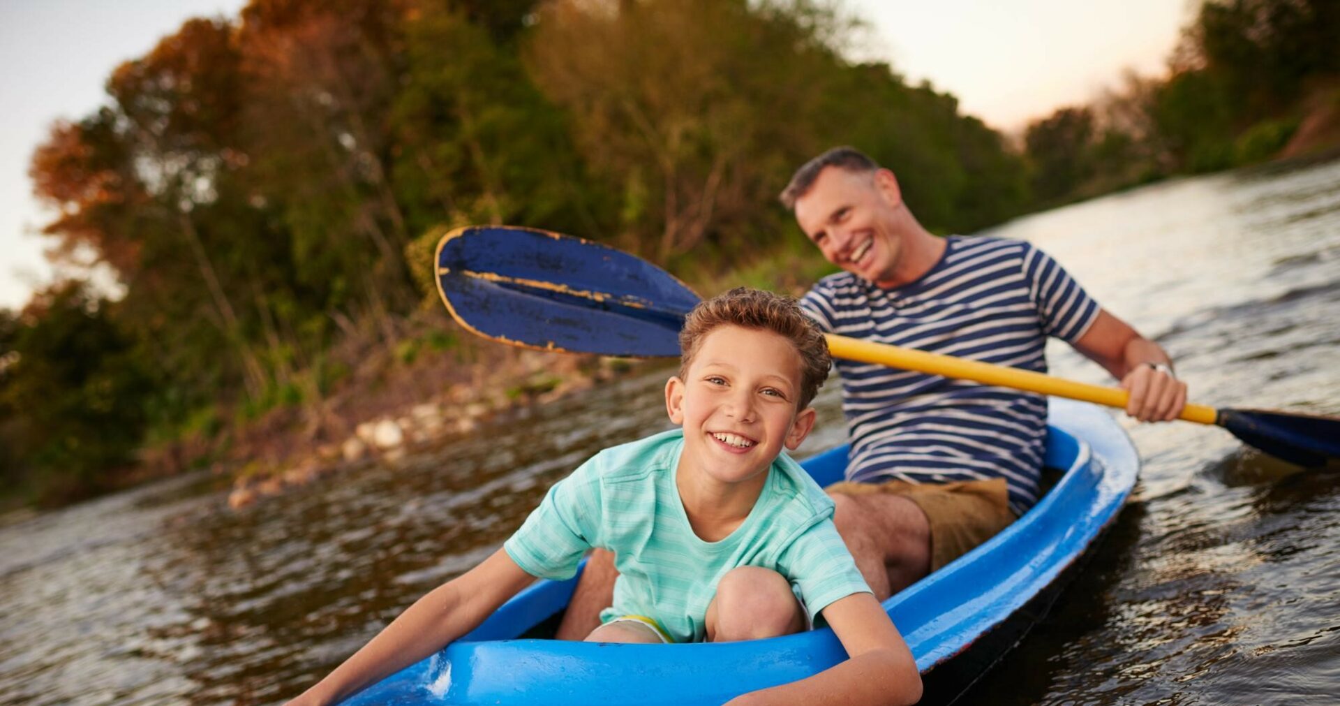 papà e figlio durante escursione in kayak