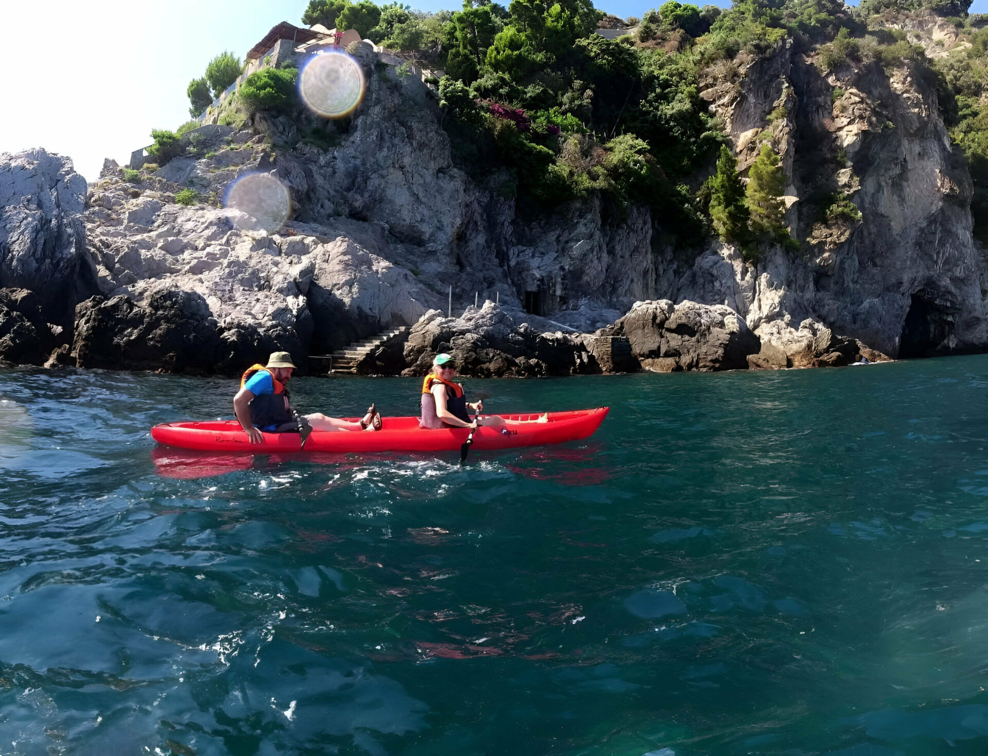 coppia durante tour in kayaka ad Amalfi