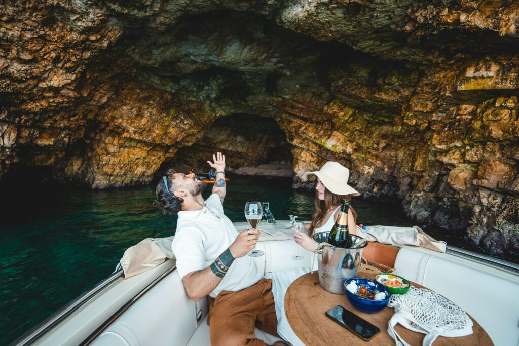 coppia durante escursione in barca