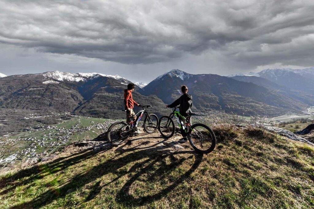 Coppia di bikers su promontorio valtellinese