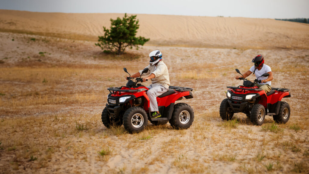 due persone che fanno escursione in quad