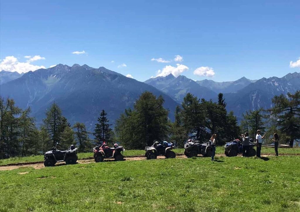fila di quad per escursione