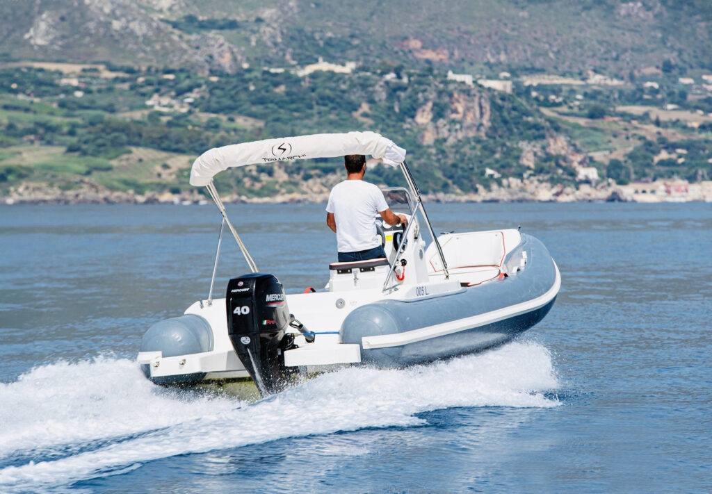 gommone in navigazione sul mare