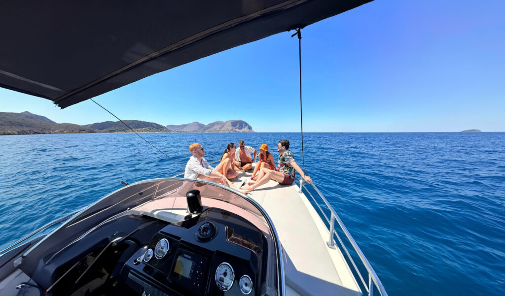 escursione in barca lungo la costa di Palermo