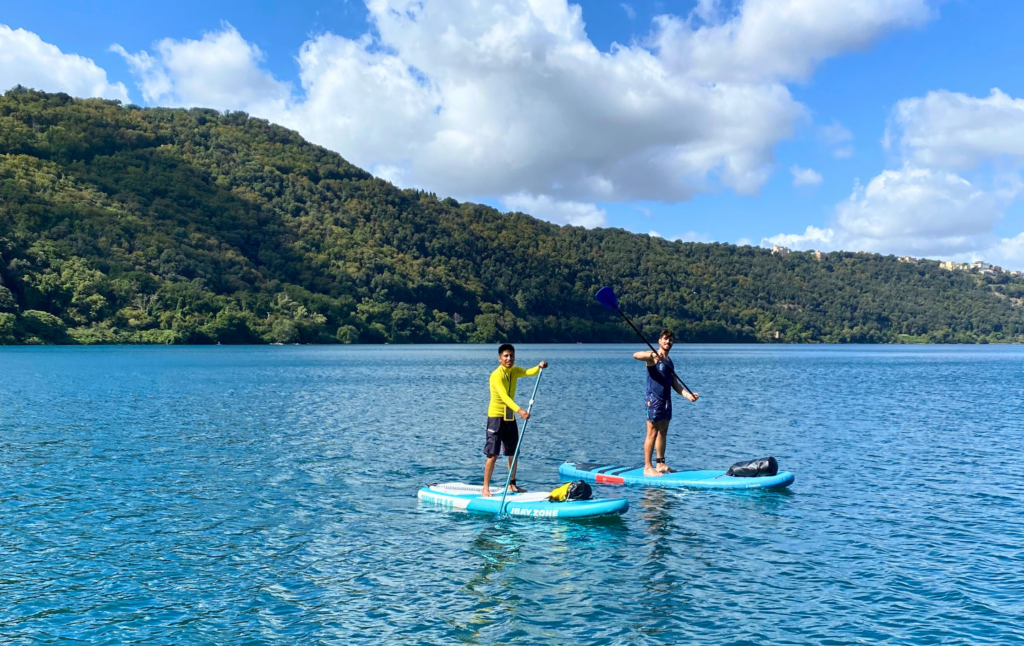 due ragazzi che fanno SUP