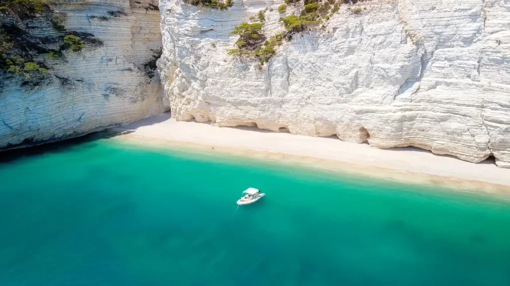 gommone nel mare della Puglia