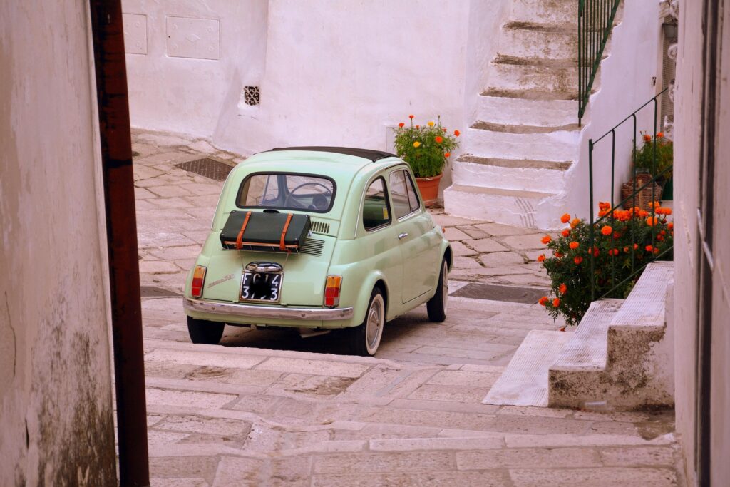 Fiat 500 in un vicolo della Puglia