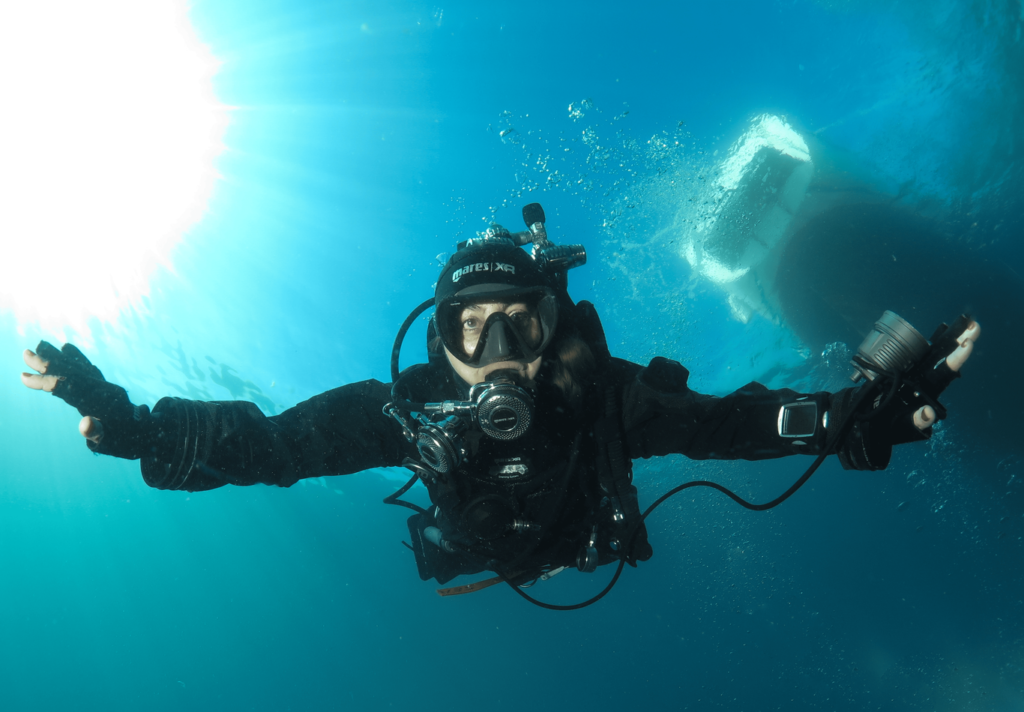 persona che fa immersione subacquea a Catania