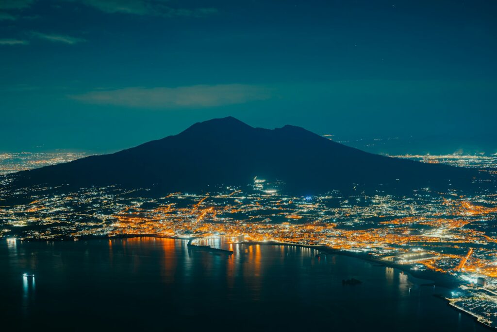 visuale di Napoli di notte