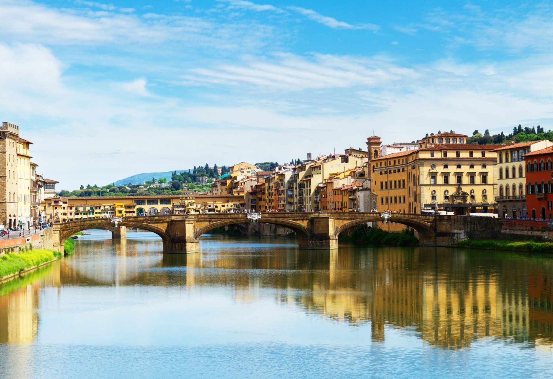 Esperienze a Firenze: vista del Ponte Vecchio sull’Arno con palazzi storici e riflessi
