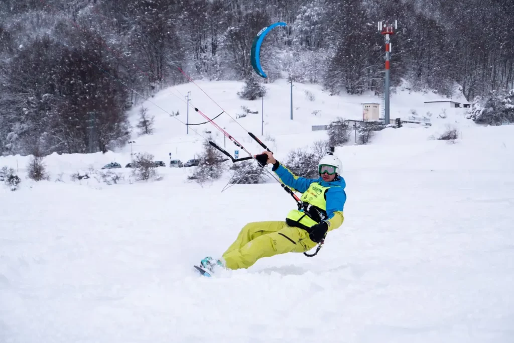 persona che fa snowkite a Capodanno in montagna a Roccaraso