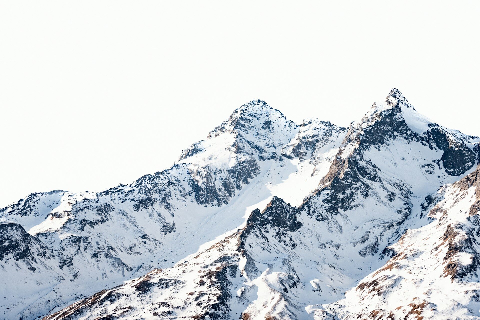 Madesimo in inverno: cime alpine innevate sopra la Valchiavenna, panorama di alta montagna