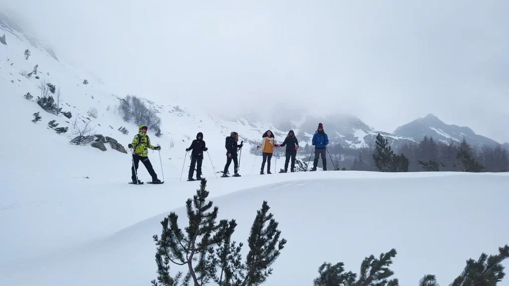 Ciaspolata all’Abetone in Toscana, escursione sulla neve con gruppo tra crinali innevati e paesaggio montano