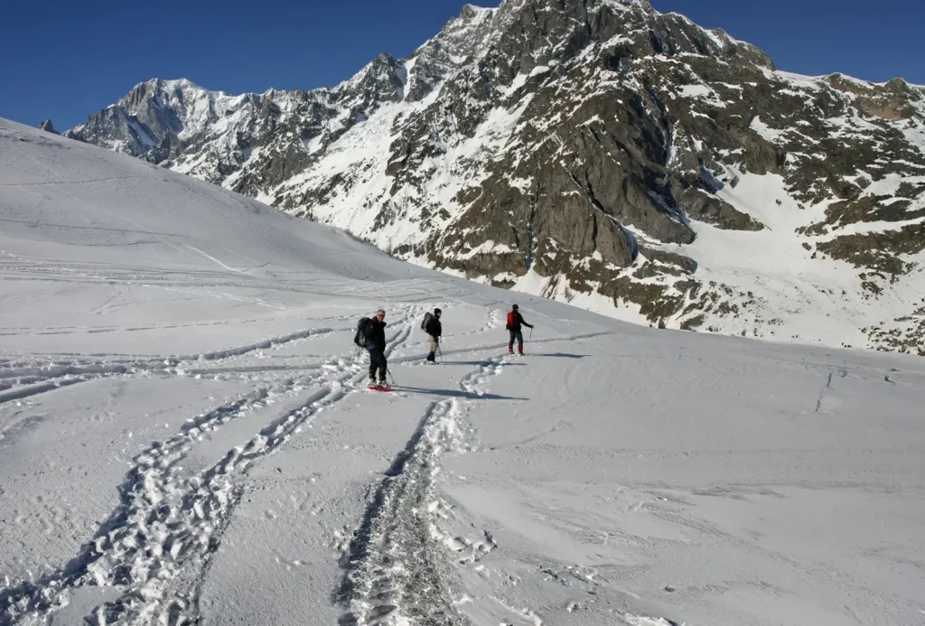 Ciaspolata a Courmayeur sotto il Monte Bianco, escursione sulla neve tra panorami alpini e ghiacciai