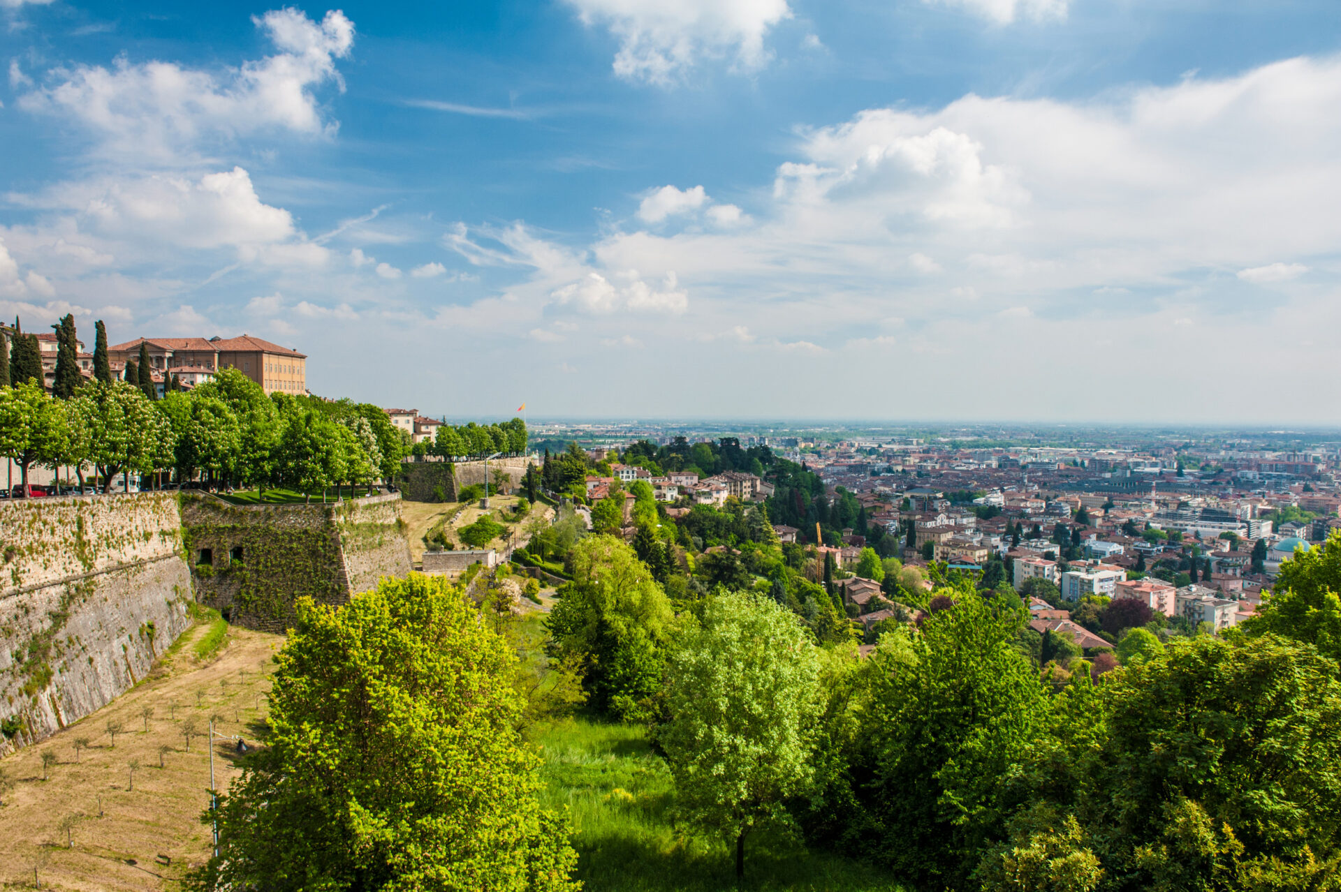 Punto panoramico a Bergamo Alta, Mura Venete e skyline della città con cielo sereno