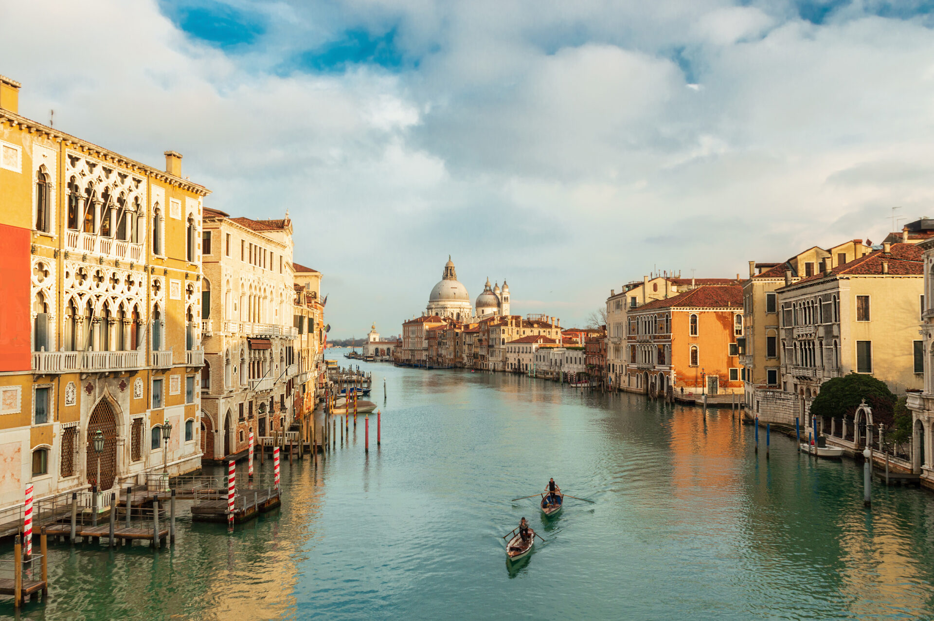 Veduta del Canal Grande a Venezia con gondole e palazzi storici al tramonto, esperienza iconica in Veneto