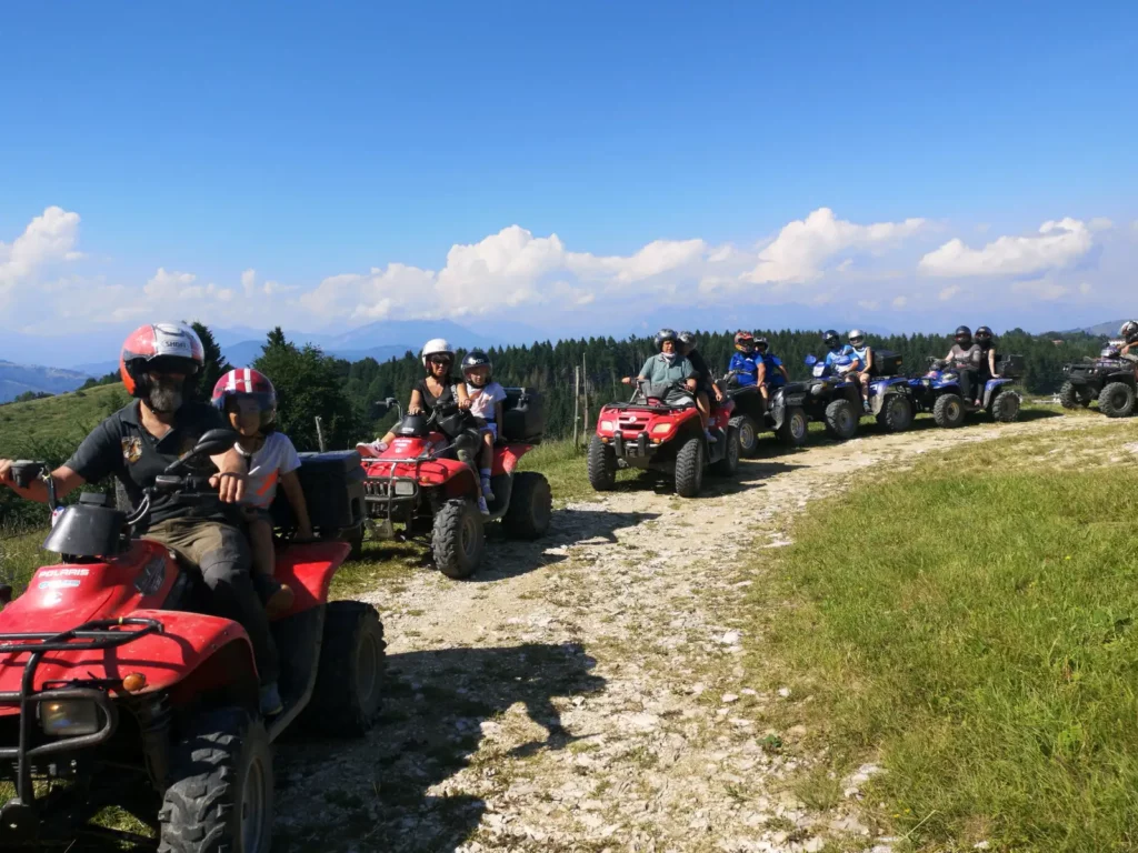 Escursione in quad sul Monte Grappa, tour di gruppo su sterrato tra prati e panorami di montagna
