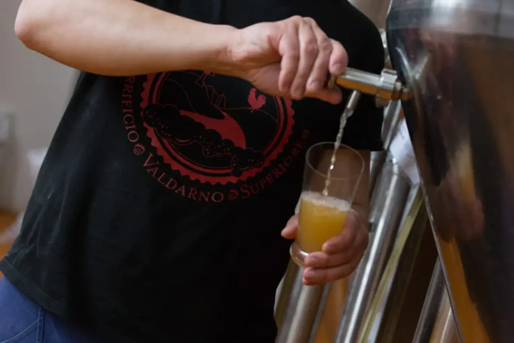 Birra artigianale alla spina: spillatura diretta dal fermentatore durante degustazione birra in Toscana e masterclass di gusto