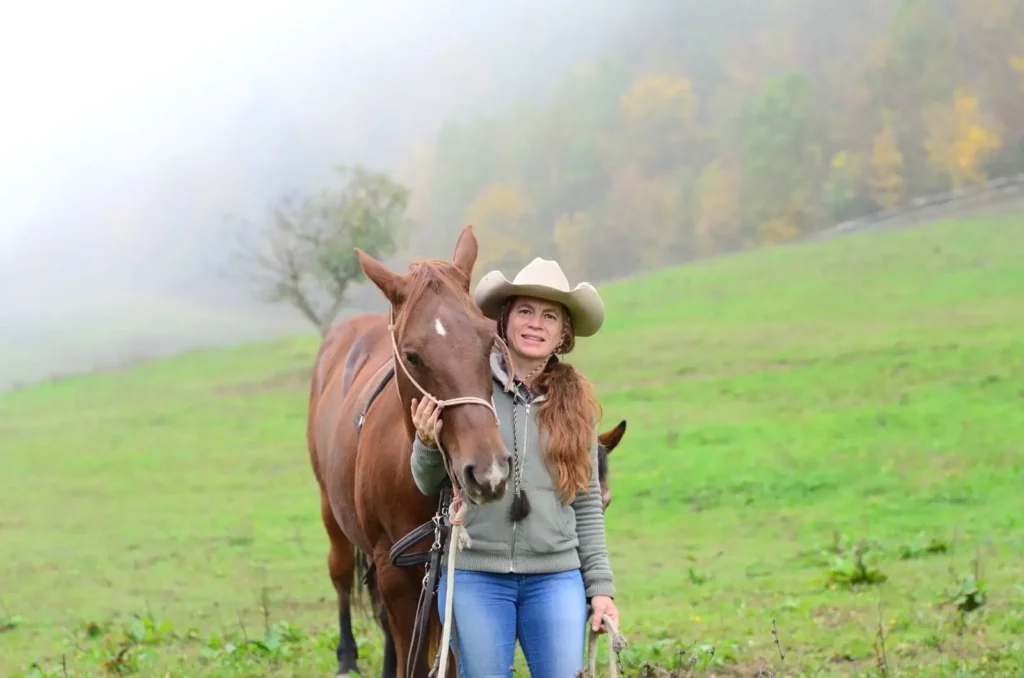 donna accanto a un cavallo