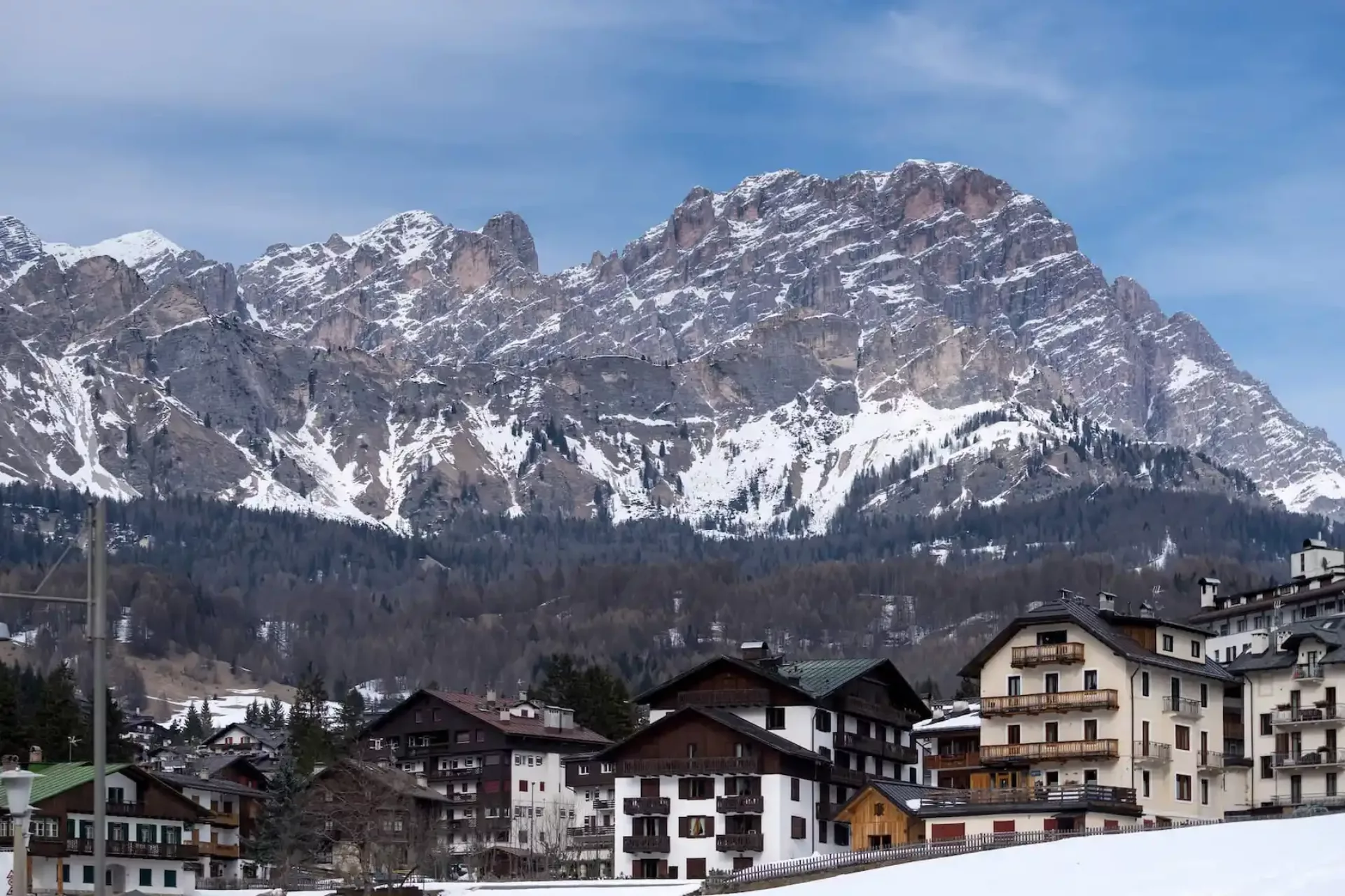 Paesaggio invernale a Cortina d'Ampezzo: il punto di partenza per tour ed esperienze guidate sulle Dolomiti.