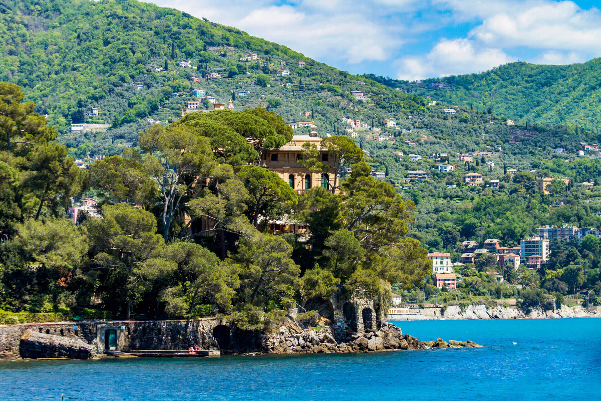 Veduta panoramica della costa della Riviera Ligure con vegetazione a picco sul mare, ideale per esperienze in Liguria outdoor