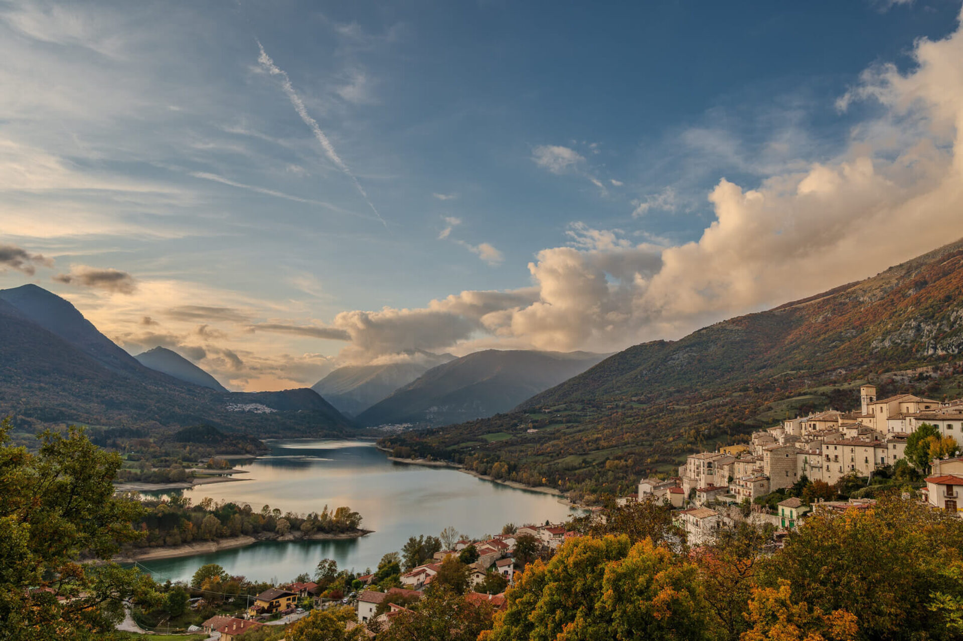 Lago di Barrea e borgo medievale nel Parco Nazionale d'Abruzzo, tra le mete più suggestive per esperienze in Abruzzo