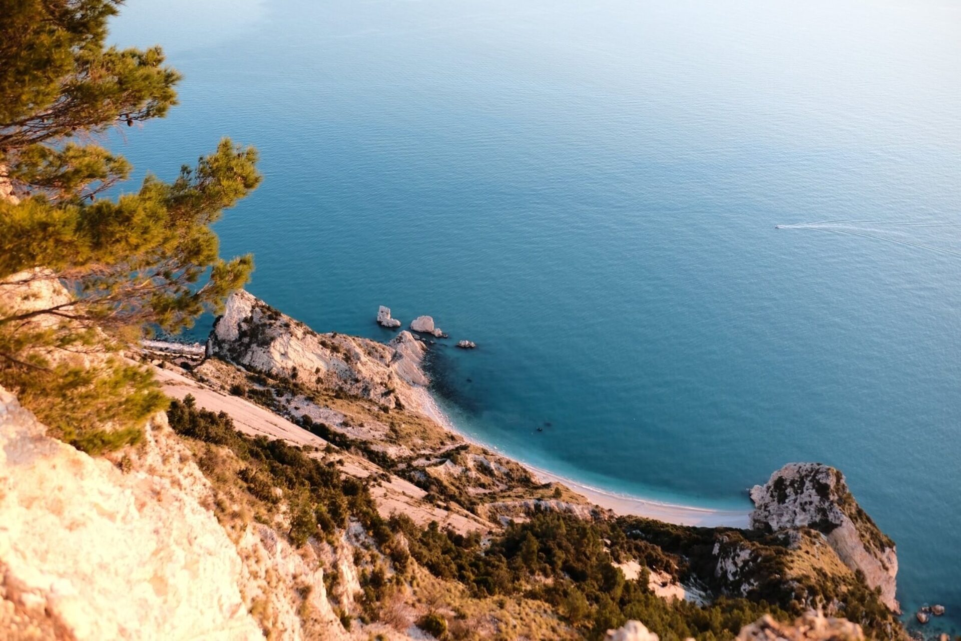 Scogliere bianche e mare turchese del Parco del Conero, tra le esperienze naturali più belle delle Marche