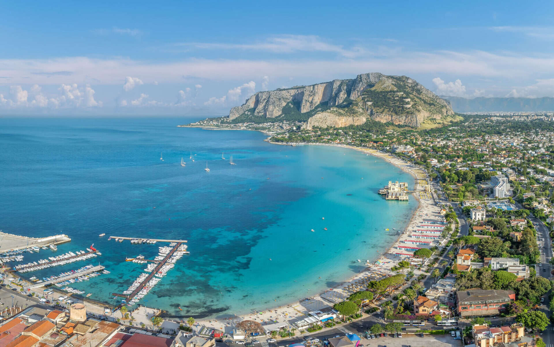 Vista aerea della spiaggia di Mondello a Palermo con il porto turistico e il Monte Pellegrino sullo sfondo