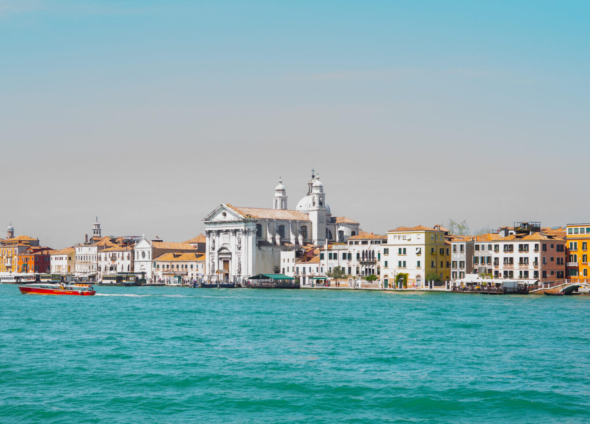 Panorama di Venezia dalla laguna con palazzi storici e chiesa affacciati sul canale della Giudecca